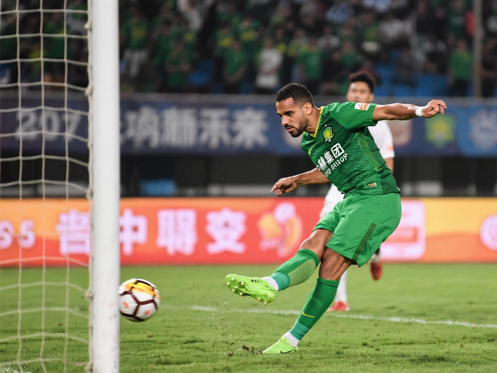 绿茵场边常 绿茵场边常